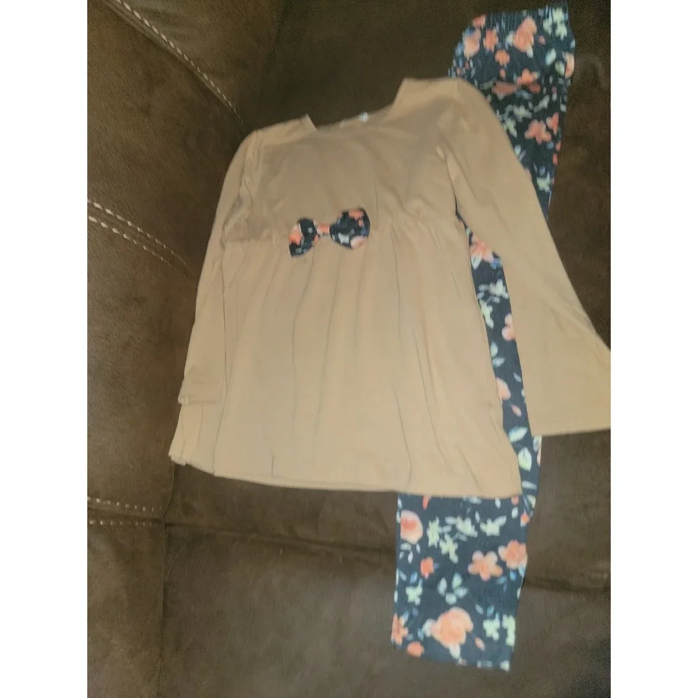 Yekaty‎ top and leggings floral size 130 fits like size 8